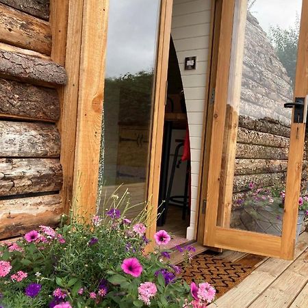 Delor - Bryntalch Glamping Pods Hotell Montgomery Exteriör bild